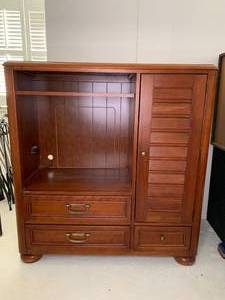 lot 304 image: Three Piece Stanley Furniture Bedroom Set (See photos)
