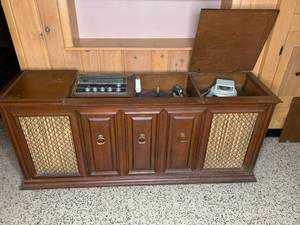 lot 315 image: Vintage Fisher Stereo Console