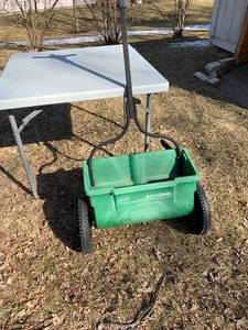 lot 329 image: Scotts AccuGreen Seed Spreader