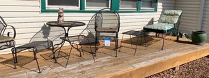 lot 330 image: Metal Patio Furniture Set w Planter