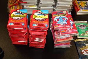 lot 22 image: Large 80s90s Unopened Wax Baseball Card Packs  125 Packs