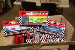 lot 32 image: 1992 & 1993 Matchbox Super Star Transporters Variety Case  22 Cars