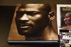 lot 62 image: Michael Jordan Book and Magazine Lot  6 Items
