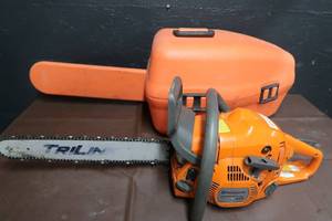 lot 2 image: HUSQVARNA 445 CHAIN SAW W CASE