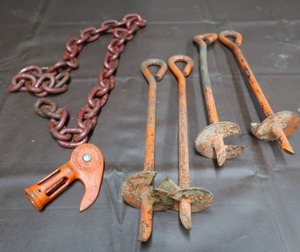 lot 10 image: LOGGING CHAIN, HOOK, 4 STAKES