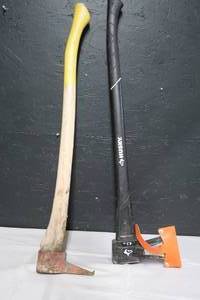 lot 24 image: AXE WITH PICKAROON