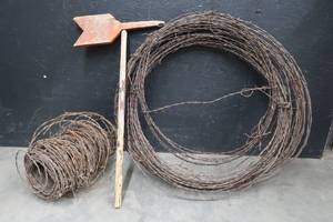 lot 34 image: BARBED WIRE