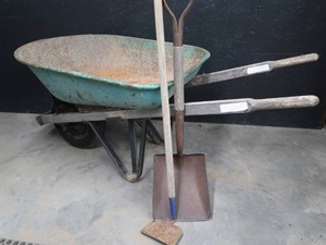lot 39 image: STEEL WHEELBARROW  TOOLS