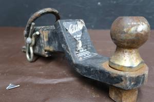 lot 46 image: BALL MOUNT TRAILER HITCH