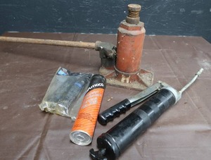 lot 59 image: FLOOR JACK GREASE GUN