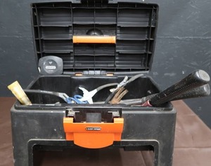 lot 69 image: TOOL BOX WITH TOOLS