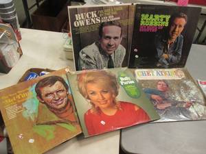 lot 33 image: Vintage Collectible Record Albums. ...