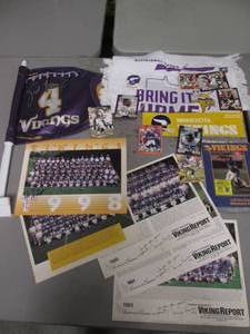 lot 58 image: MN Vikings lot with trading cards, ...
