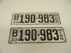 lot 12 image: VINTAGE SET OF 1933 MINNESOTA LICENSE PLATES - NICE - SEE PICTURES