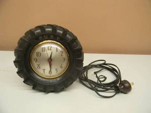 lot 30 image: Vintage 1940-50s PURE FARM SERVICE DEEP CLEAT TRACTOR TIRE DESK ADVERTISEMENT CLOCK  - VERY RARE - NICE, WILL NEED CORD - SEE PICTURES
