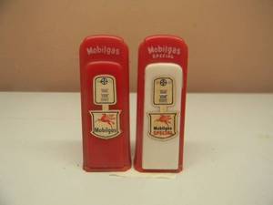 lot 39 image: VINTAGE MOBILGAS PUMP SALT & PEPPER SHAKERS - RARE - NICE - SEE PICTURES