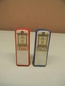 lot 40 image: VINTAGE ESSO GAS PUMP SALT & PEPPER SHAKERS - RARE - NICE - SEE PICTURES