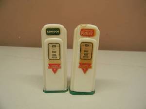 lot 42 image: VINTAGE CONOCO GAS PUMP SALT & PEPPER SHAKERS - RARE - NICE - SEE PICTURES