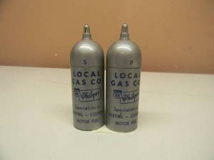 lot 44 image: VINTAGE PHILLIPS 66 ADVERTISING SALT AND PEPPER SHAKERS TANKETTES PHILGAS VERNON CO. - RARE - NICE - SEE PICTURES