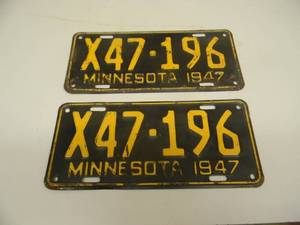 lot 52 image: VINTAGE 1947 SET OF MINNESOTA LICENSE PLATES - NICE - SEE PICTURES