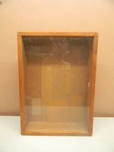 lot 59 image: VINTAGE WOOD DISPLAY CASE - DOOR WORKS AS IT SHOULD - HANGING DISPLAY - OLD SCHOOL - APPROX 20W 14H - SEE PICTURES