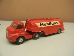 lot 106 image: VINTAGE CORGI TOYS BIG BEDFORD TRACTOR UNIT ADVERTISEMENT MOBILGAS - NICE - SEE PICTURES