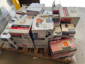 lot 45 image: Assorted lot of Everbilt Tanks, Pumps..etc
