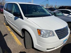 lot 6 image: 2009 Chrysler Town & Country LX