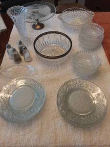 lot 9 image: Assorted Vintage Crystal