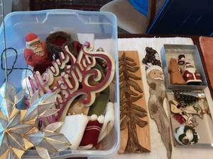 lot 14 image: Christmas Decor & Tote With Lid
