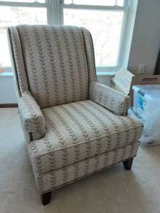 lot 17 image: Smith Bros. Stationary Chair 31x40
