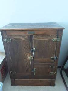 lot 22 image: Kelvinator Vintage Ice Box