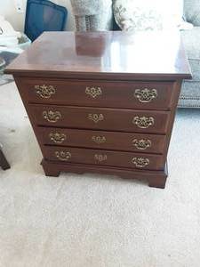 lot 25 image: Stoneleigh 4-Drawer Traditional Style Bachelors ChestNightstand 25x16x24