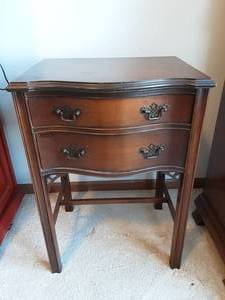 lot 28 image: 2-Drawer Side Table
