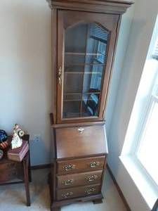 lot 29 image: Secretary Desk With Hutch (1-Piece) 22x16x77