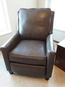 lot 34 image: Smith Bros. Recliner Bring Help To Load