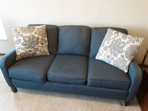 lot 35 image: Smith Bros. Mid Size Sofa Bring Help To Load