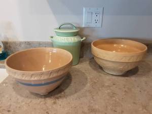 lot 43 image: 2-Vintage Crock Bowl & Hull Cookie Jar
