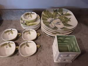 lot 45 image: Red Wing Dinner Ware