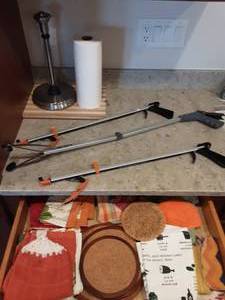 lot 50 image: Contents Of Drawer, Paper Towel Rack, Grabbers
