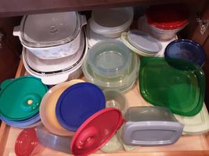lot 51 image: Contents Of Cupboard-Tupperware & Corningware