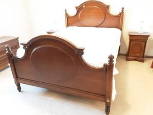 lot 62 image: Lexington Queen Size Bed & Pair Of Nightstands (Includes Crystal Lamps)