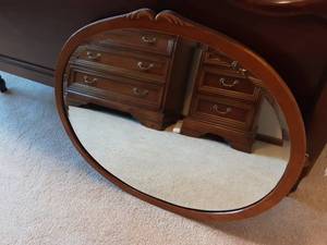 lot 71 image: Vintage Oval Beveled Edge Mirror 32x27