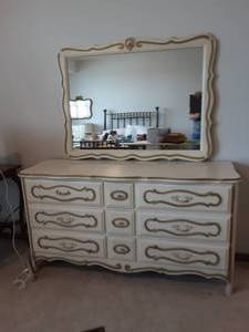lot 77 image: 4-Piece Bedroom Set