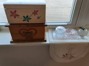 lot 80 image: Wood Trinket Box & Dresser Decor
