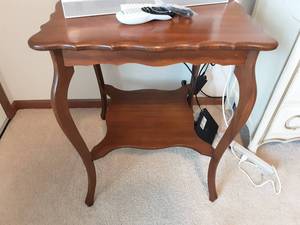 lot 89 image: 2-Tier Parlor Table 24x24x30