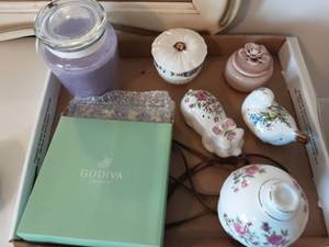 lot 94 image: Dresser Accessories & Belleek Trinket Box