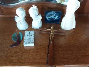 lot 120 image: Ceramic Angels, Wood Cross & Decor