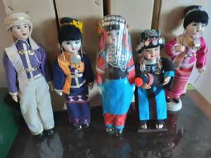 lot 123 image: Ceramic Thai Dolls
