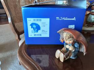 lot 132 image: Goebel Umbrella Girl